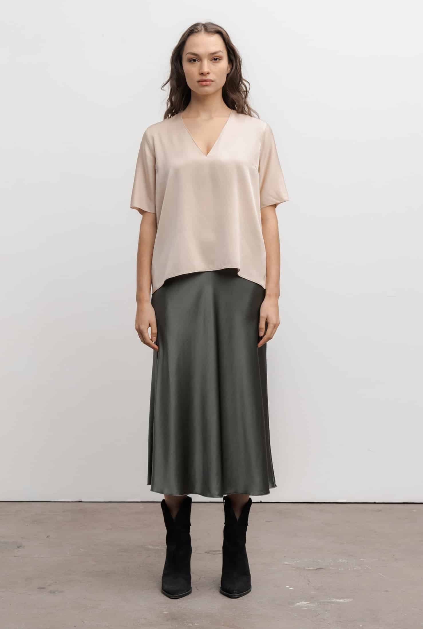 Ahlvar_Gallery_Yoli-V-neck-Blouse_Powder_1