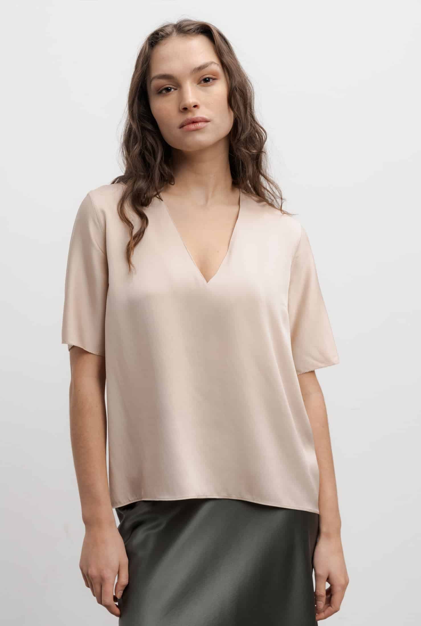 Ahlvar_Gallery_Yoli-V-neck-Blouse_Powder_2