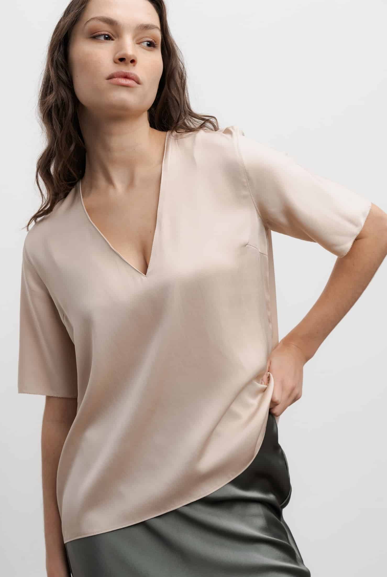 Ahlvar_Gallery_Yoli-V-neck-Blouse_Powder_4